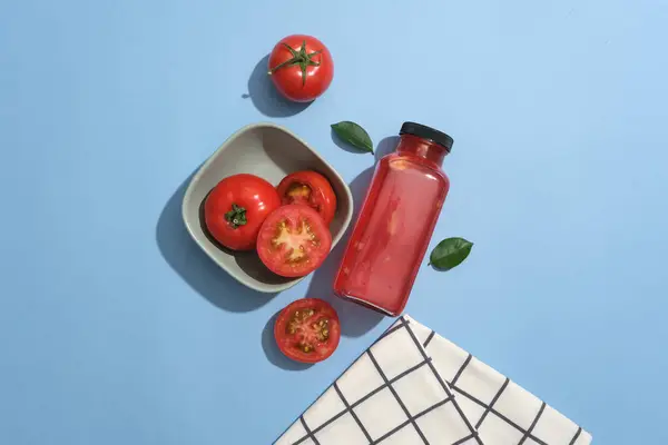 Tomatenschijfjes Bevinden Zich Een Keramische Kom Versierd Met Een Fles — Stockfoto
