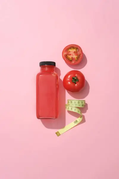 Fondo Rosa Cuenta Con Tomates Grifo Mide Botella Sin Etiqueta — Foto de Stock