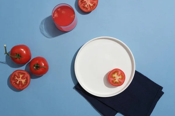 Bicchiere Succo Pomodoro Decorato Con Pomodori Piatto Posto Tessuto Pomodori — Foto Stock