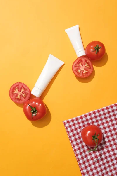 Omärkta Vita Rör Dekorerade Med Färska Tomater Och Ett Rött — Stockfoto