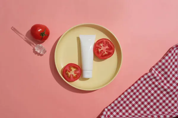 Κίτρινο Πιάτο Ένα Χωρίς Ετικέτα Σωλήνα Και Μισά Της Ντομάτας — Φωτογραφία Αρχείου