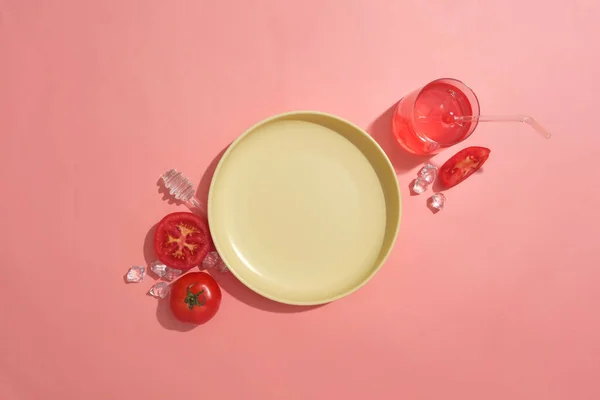Dish Yellow Color Displayed Some Tomato Slices Ices Glass Tomato — Stock Photo, Image