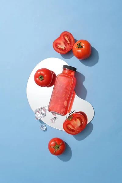 Botella Vidrio Sin Etiquetar Llena Jugo Tomate Colocado Espejo Con —  Fotos de Stock