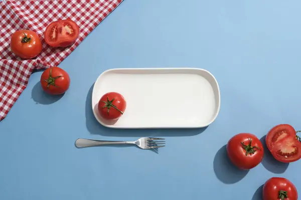 Alguns Tomates Decorados Com Prato Branco Vazio Garfo Tomates Mantêm — Fotografia de Stock