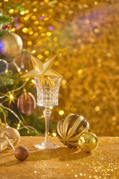 ワイングラスの中に入っている金色の星は さまざまなサイズのバブルが表示されます 伝統的なクリスマス挨拶には メリークリスマスとハッピークリスマスが含まれます — ストック写真