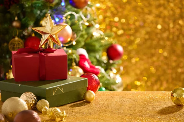 Een Stapel Geschenkdozen Een Ster Bovenop Gezet Met Kleurrijke Kerstballen — Stockfoto