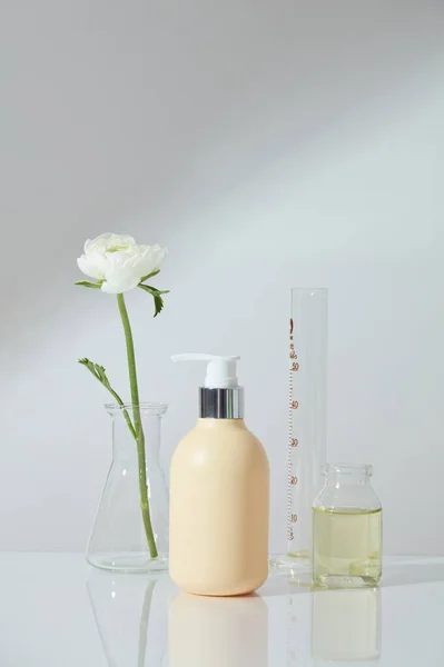 Jar Essential Oil Measuring Cylinder Conical Flask Flower Displayed Unlabeled — Stock Photo, Image