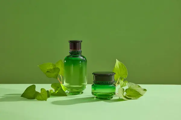 Botella Etiqueta Vacía Frasco Decorado Sobre Fondo Verde Con Hojas — Foto de Stock