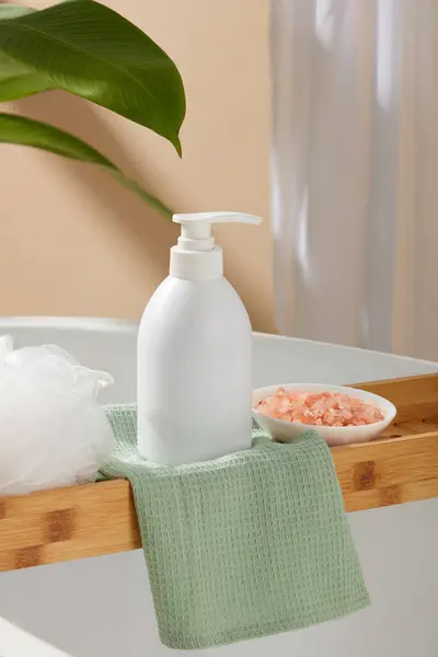 Garrafa Bomba Cor Branca Decorada Com Uma Esponja Banho Pequeno — Fotografia de Stock