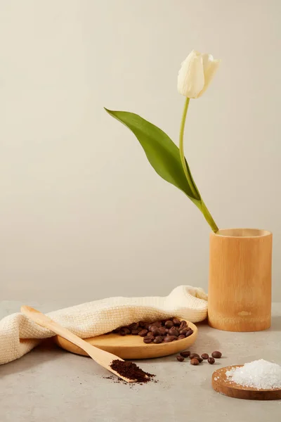 Szene Für Die Werbung Für Bioprodukte Mit Kaffeezutat Vor Weißem — Stockfoto