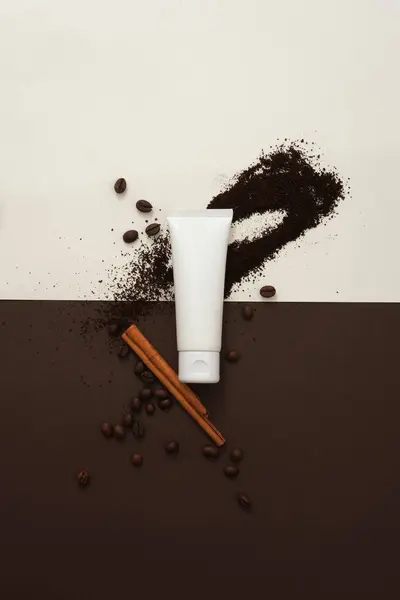 Fondo Creativo Blanco Marrón Para Publicidad Cosmética Con Ingrediente Café —  Fotos de Stock