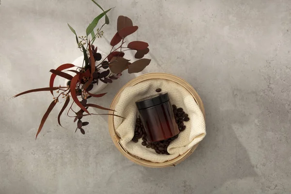 Horní Pohled Jantarovou Kosmetickou Sklenici Neoznačenou Umístěnou Bambusovém Koši Kávovými — Stock fotografie