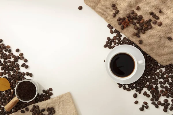 Viele Kaffeebohnen Auf Weißem Hintergrund Mit Weißer Tasse Kaffee Und — Stockfoto