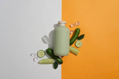 Dilimlenmiş salatalıkla süslenmiş etiketsiz bir şişe ve bal damlayan. Salatalık (salatalık sativus) güneş yanığı derisini yatıştırmak için kullanılabilir.