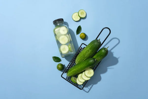 Eine Markenlose Flasche Gurkenentgiftungswasser Mit Einem Korb Mit Frischen Gurken — Stockfoto