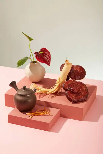 Auf Dem Grauen Und Rosa Hintergrund Seltene Kräuter Ganoderma Ginseng — Stockfoto