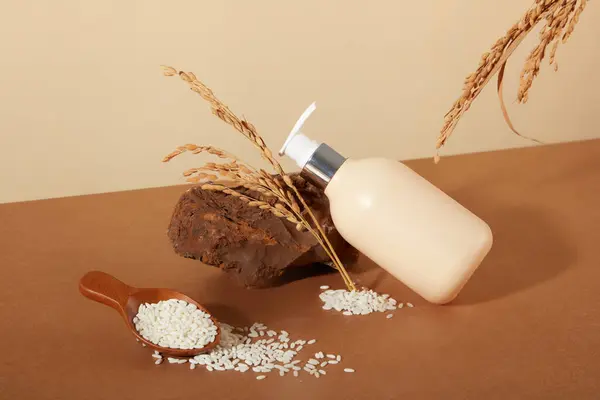 White Rice Grains Scattered Next Cosmetic Bottle Stone Slab Minimalist — Stock Photo, Image
