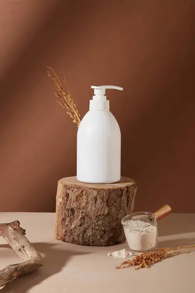 Eine Unetikettierte Flasche Duschgel Ist Auf Einem Baumstamm Abgebildet Reiskleiepulver — Stockfoto