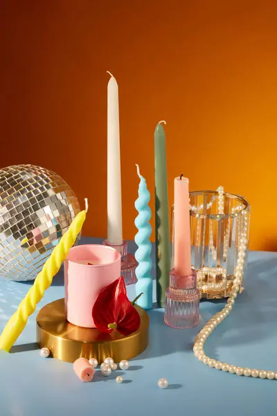 Candele Colorate Sono Visualizzate Tavolo Con Una Stringa Perle Bicchiere — Foto Stock