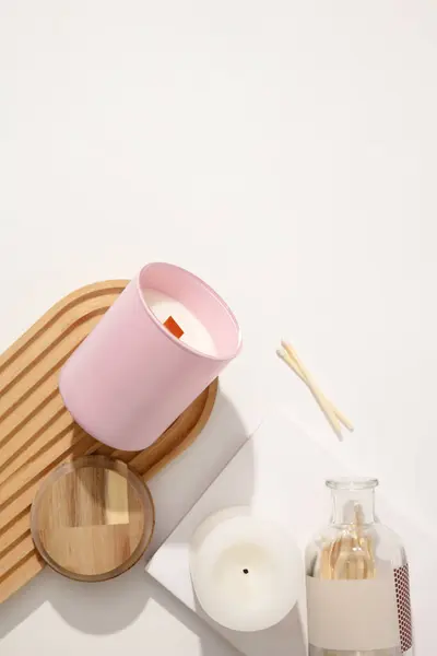 Großaufnahme Eines Rosa Duftenden Kerzenglases Das Auf Einem Gewölbten Holzpodest — Stockfoto