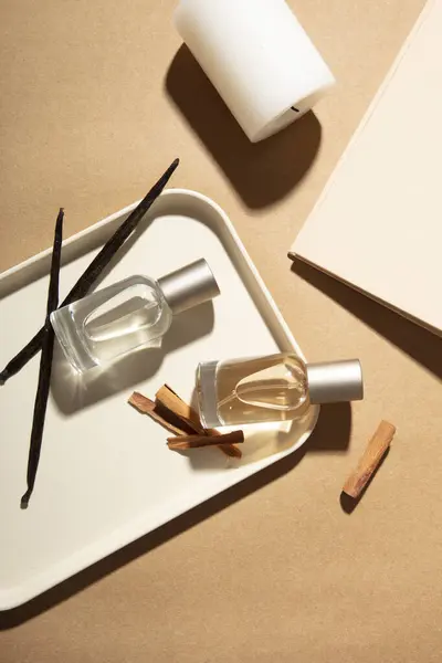 Etiketsiz Iki Parfüm Şişesi Tarçınlı Bir Tepsiye Konur Masanın Üzerinde — Stok fotoğraf