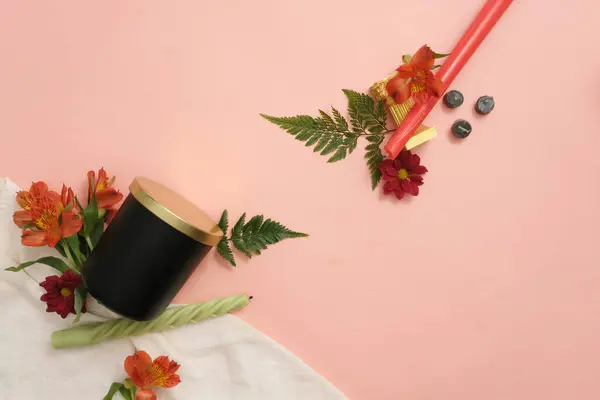 Ljus Färska Blommor Kanel Och Gröna Blad Konstnärligt Dekorerade Rosa — Stockfoto