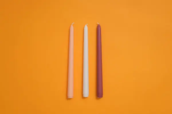 Renkli Mum Pastel Pembe Beyaz Mor Sarı Arkaplanın Ortasına Eşit — Stok fotoğraf