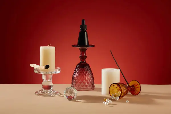 Eine Schwarze Serumflasche Sitzt Auf Kerzenständern Aus Glas Inmitten Dekorativer — Stockfoto