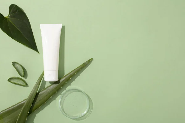 Bílá Kosmetická Tuba Vystavena Čerstvým Aloe Vera Zelenými Listy Průhlednou — Stock fotografie