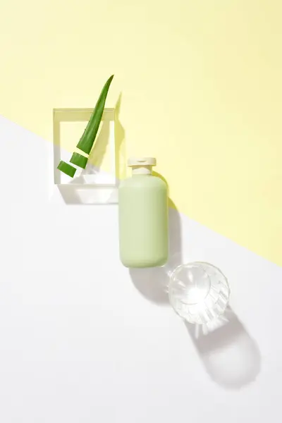 Una Bottiglia Cosmetica Non Etichettata Bicchiere Acqua Aloe Vera Fresca — Foto Stock