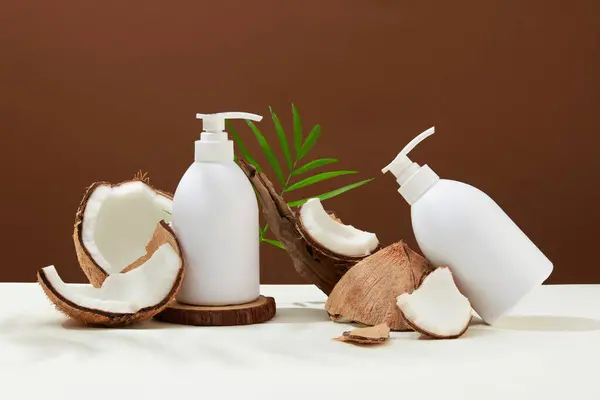 Unetikettierte Duschgelflaschen Mit Kokosextrakt Werden Mit Kokosflocken Verschiedenen Größen Dargestellt — Stockfoto