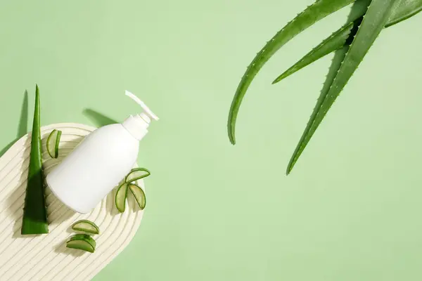 Sliced Fresh Aloe Vera Displayed Alongside Unlabeled Bottle Shower Gel — Stock Photo, Image