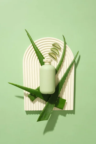 Una Bottiglia Cosmetica Verde Chiaro Posta Una Piattaforma Forma Cupola — Foto Stock