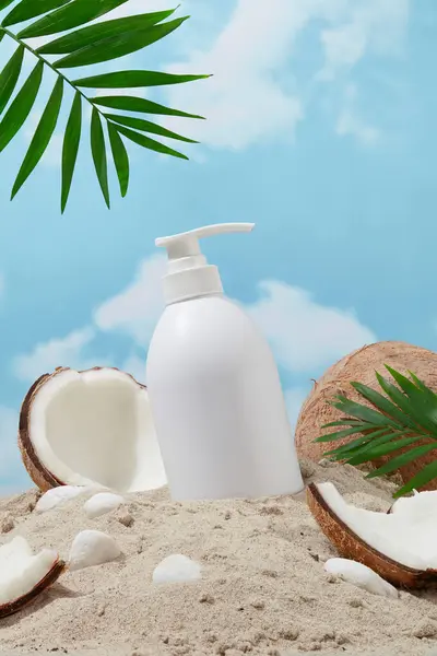 没有标签的淋浴露瓶和新鲜椰子在沙滩上 蓝天白云背景 夏天的激情 新产品发布广告的模型 — 图库照片