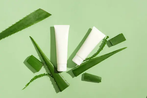 Due Tubi Bianchi Detergente Viso Decorati Con Aloe Vera Fresca — Foto Stock