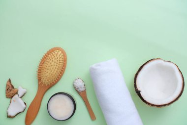 Çerçevenin altına çözücü tarak, tahta kaşık, bez havlu, seramik tabak ve taze hindistan cevizi yerleştirilir. Duş jeli, şampuan ve daha fazlası için yaratıcı alan.