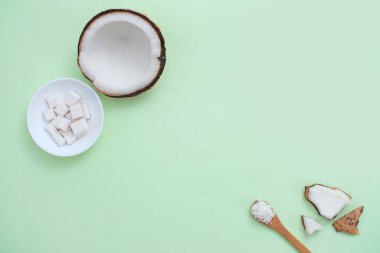 Beyaz seramik tabakta taze hindistan cevizi ve aksesuarlarla hazırlanmış doğranmış hindistan cevizi var. Tropikal meyvelerden elde edilen yenilikçi ürünlerin araştırma ve geliştirme simülasyonunun görsel bir temsili.