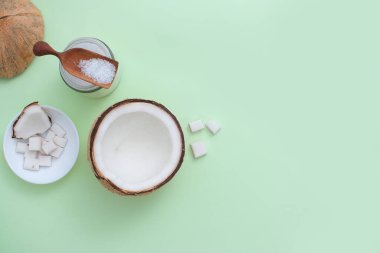 Doğranmış hindistan cevizi beyaz bir seramik tabakta servis edilir ve taze hindistan cevizi aksesuarlarla süslenir. Tropikal meyvelerden elde edilen ürünleri araştırma ve geliştirme sürecini taklit et.