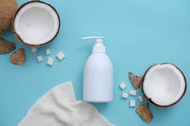 Cilt bakımı için kozmetik şişe ve organik hindistan cevizi. Minimalist tarzda kozmetik reklamları için bir model. Yukarıdan görüntüle.