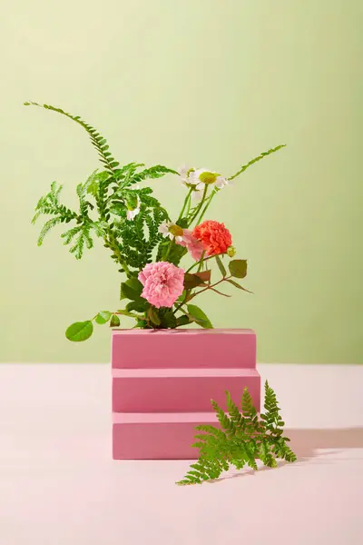 Fleurs Feuilles Vertes Sont Décorées Avec Des Escaliers Roses Fond — Photo