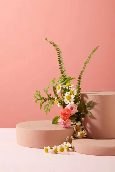 Pinkfarbene Plattformen Verschiedenen Größen Und Bunte Blumen Auf Minimalistischem Hintergrund — Stockfoto