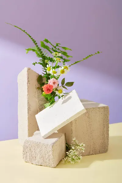 Blumen Und Blätter Auf Einem Steinernen Podest Vor Minimalistischem Hintergrund — Stockfoto