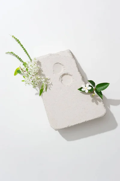 Flores Verde Muestran Podio Piedra Blanca Sobre Fondo Minimalista Espacio —  Fotos de Stock