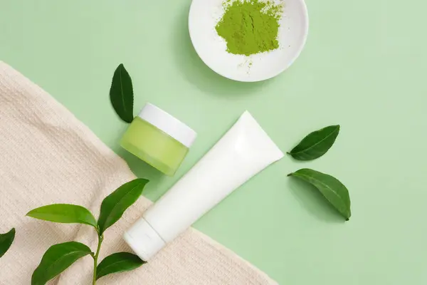 Prášek Matcha Zobrazuje Malé Keramické Desce Neoznačené Kosmetické Sadě Zeleným — Stock fotografie