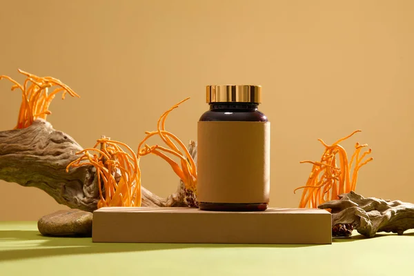 Detailní Záběr Lahvičky Léky Umístěné Kulaté Plošině Obklopené Kordycepsy Cordyceps — Stock fotografie