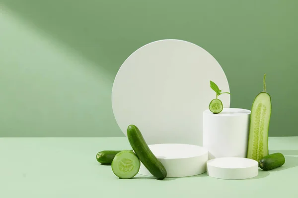Ürünleri Yerleştirmek Için Beyaz Bir Podyum Ayarlayın Taze Salatalıklar Pastel — Stok fotoğraf