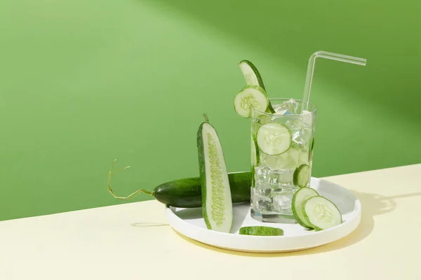 Een Glas Met Verse Komkommerschijfjes Ijs Wordt Een Witte Keramische — Stockfoto