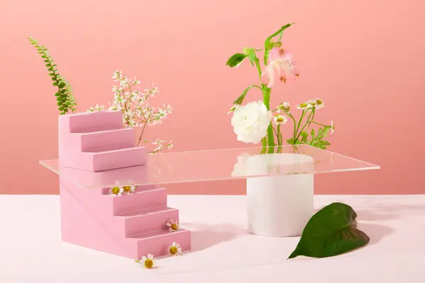 Die Vorderseite Eines Leiterförmig Rosa Bemalten Holzpodests Ist Mit Gänseblümchen — Stockfoto
