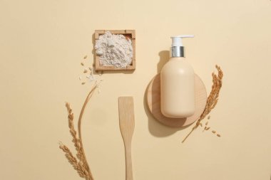 Pirinç kepeği güzellik sektöründe yaygın olarak kullanılır. Pastel arka planda gösterilen kozmetik modeller. Reklamlar için boşluk kopyala. Pirinç kepekli vegan kozmetik ürünleri..