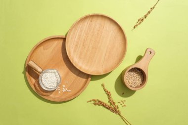 Ahşap tepsiler ürün gösterimi için yeşil arka plana konur. Pirinç kepeği küçük bir kasede saklanır. Pirinç kepçesinin hem güvenli hem de etkili olan deriyi güzelleştirmek için birçok sihirli kullanımı vardır..